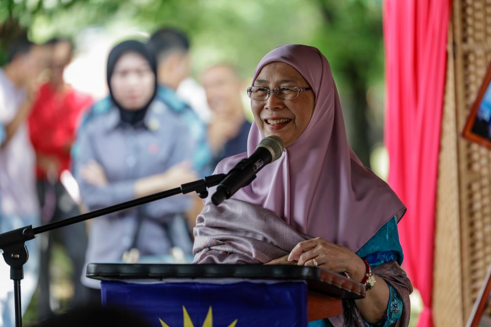 Dr Wan Azizah advises young people to exercise voting rights