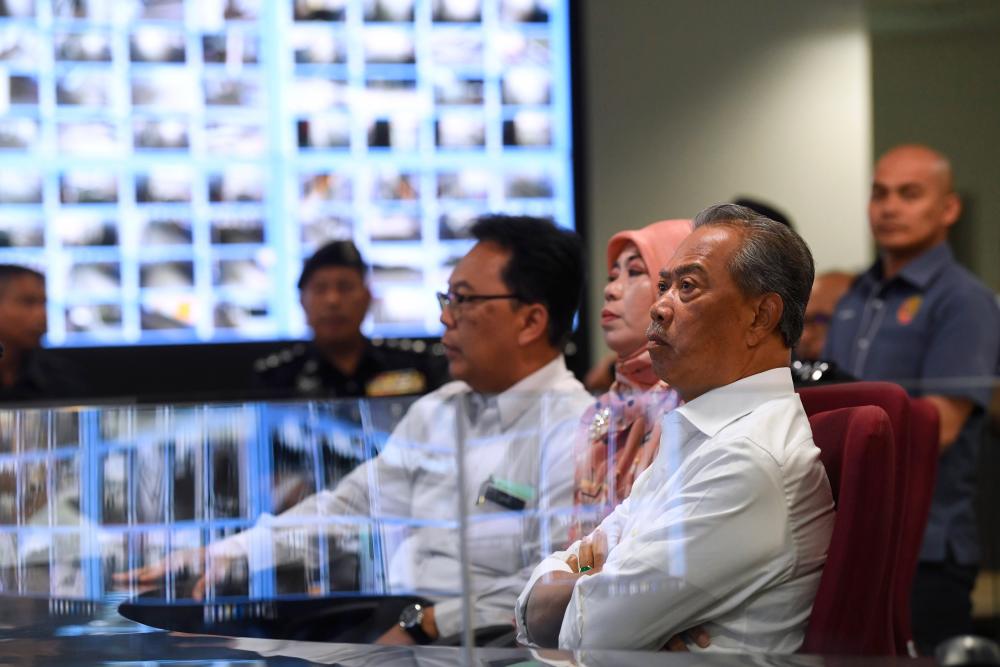 Home Minister Tan Sri Muhyiddin Yassin visits the Command and Control Center of the Bukit Kayu Hitam Immigration, Customs, Quarantine and Security Complex. - Bernama