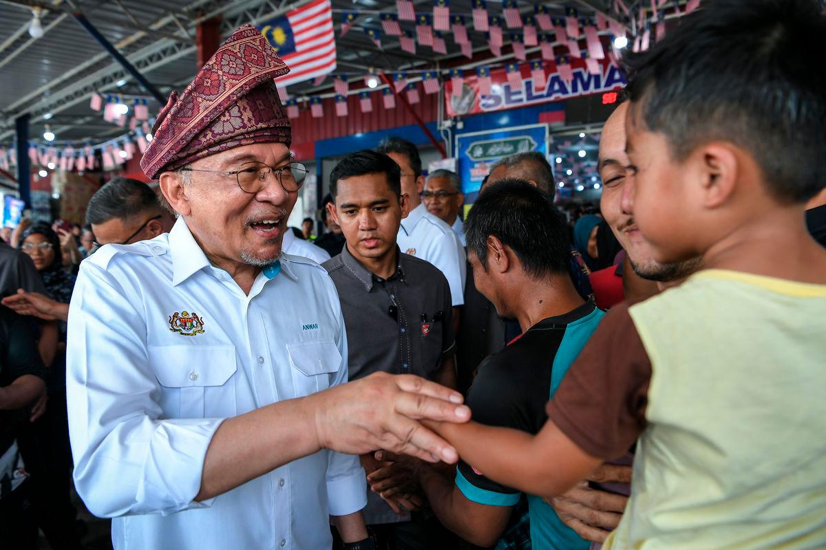 Perdana Menteri Datuk Seri Anwar Ibrahim beramah mesra bersama pengunjung selepas Program Outreach Sumbangan Asas Rahmah (SARA) 2025 di sebuah pasar raya di sini hari ini -fotoBERNAMA