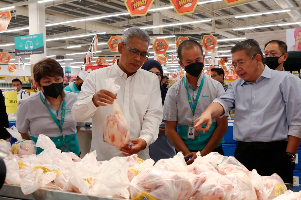 ALOR SETAR, Jan 12 -- Minister of Domestic Trade and Cost of Living (KPDN) Datuk Seri Salahuddin Ayub (right) looks at chicken sales during a Friendly Survey after the Announcement Ceremony of the Maximum Price Scheme for the 2023 Chinese New Year Festive Season at Lotus Mergong today. BERNAMAPIX