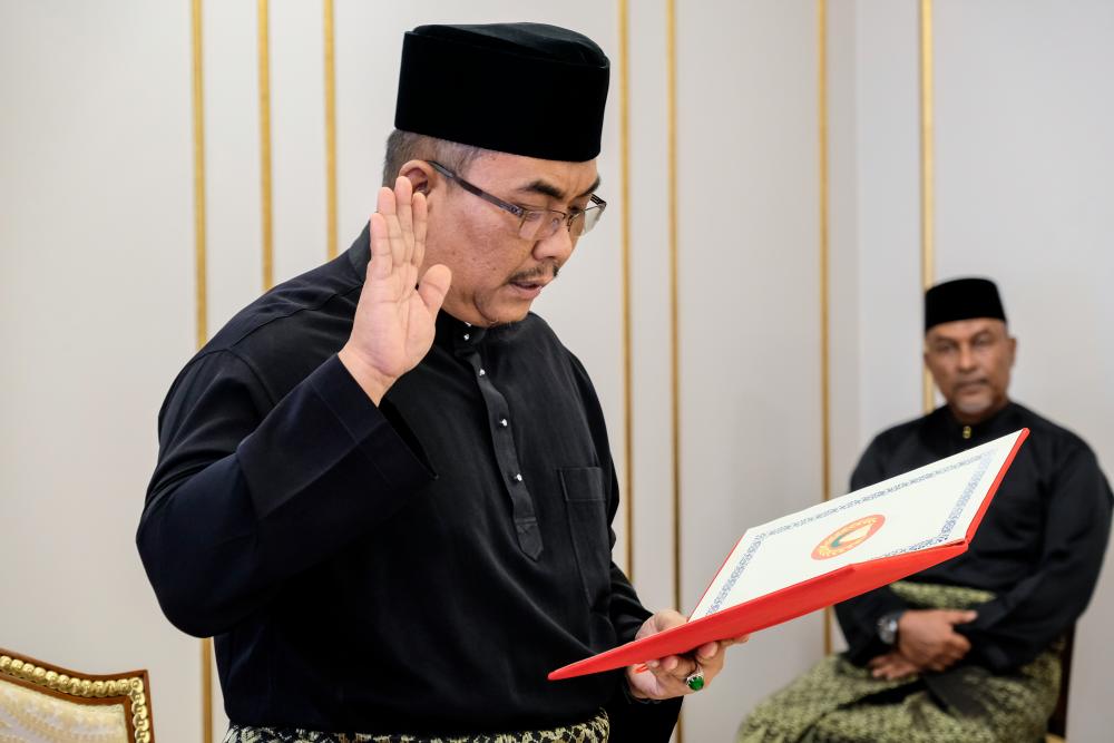 Jeneri state assemblyman Muhammad Sanusi Md Nor takes his oath of office before the Sultan of Kedah, Al Aminul Karim Sultan Sallehuddin Sultan Badlishah at 3.05pm in a ceremony held at the Sultan of Kedah’s office at Wisma Darul Aman, on May 15, 2020. — Bernama