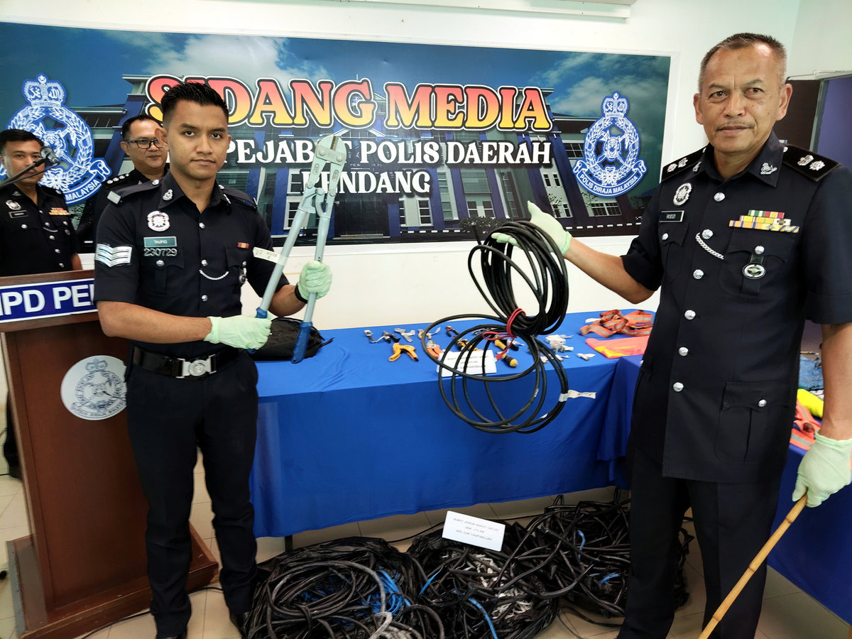 Pendang District Police Chief Supt Rodzi Hassan (right) displaying the seized items during a press conference here today. – BERNAMA