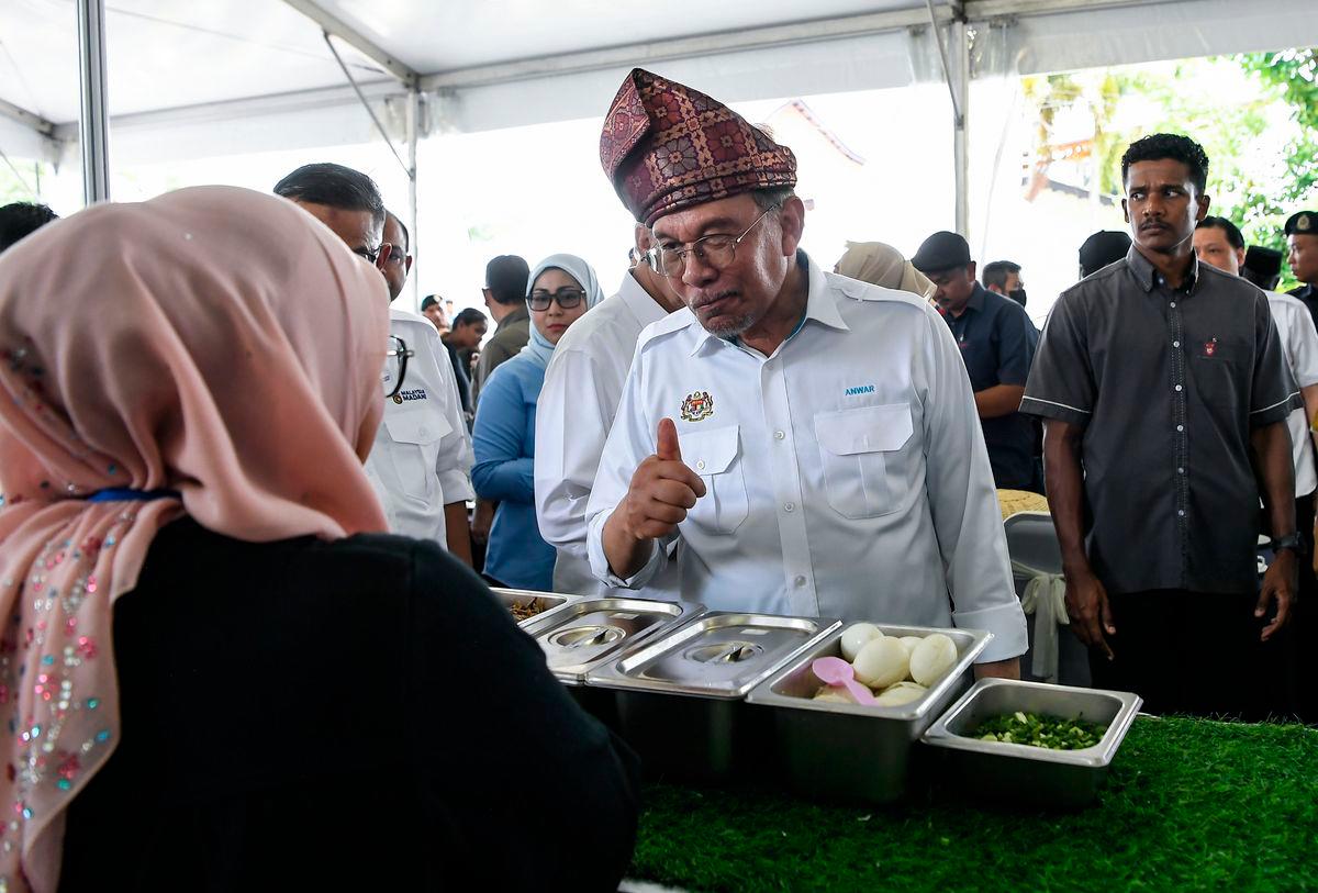 Perdana Menteri Datuk Seri Anwar Ibrahim beramah mesra bersama pengunjung ketika melawat reruai pelbagai agensi kerajaan pada majlis penutup Program MADANI Rakyat di Kompleks Sukan Majlis Daerah Baling di sini hari ini - fotoBERNAMA