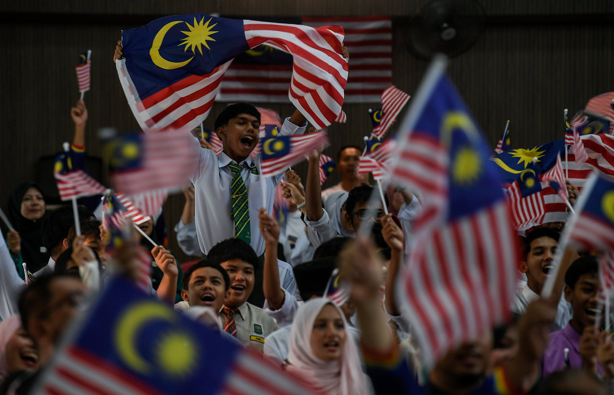 Some students from Sekolah Menengah Kebangsaan Jitra wave the Jalur Gemilang during the 2025 Merdeka Jalur Gemilang Tour programme at the Kedah State level here today. – BERNAMA