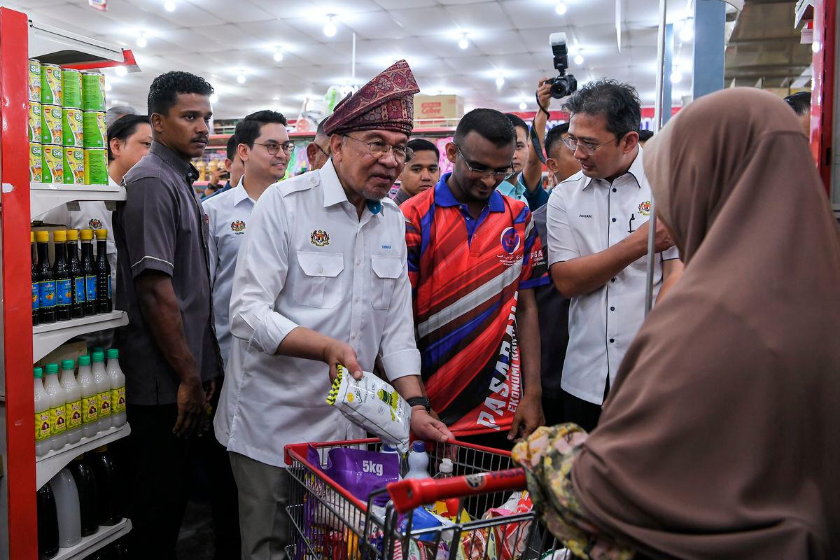 Perdana Menteri Datuk Seri Anwar Ibrahim beramah mesra bersama pengunjung pada Program Outreach Sumbangan Asas Rahmah (SARA) 2025 di sebuah pasar raya di sini hari ini -fotoBERNAMA