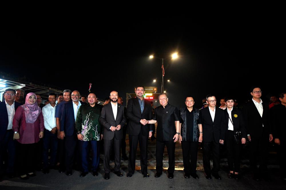 Deputy Foreign Minister Datuk Marzuki Yahya (C) with Advisor to the Minister of Foreign Affairs of Thailand, Chaisiri Anaman (Fifth from left), during the the launching ceremony of the 24-hour Operation of Immigration, Customs, Quarantine and Security (ICQS) Bukit Kayu Hitam and Customs, Immigration and Quarantine (CIQ) Sadao. — Bernama