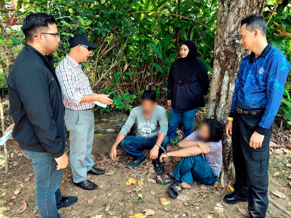 Pengarah Agensi Anti Dadah Kebangsaan (AADK) Kedah Khairul Anwar Ahmad (dua, kiri) memeriksa dua lelaki disyaki penagih dadah dalam Operasi Cegah Khas 3.0 AADK di daerah ini, hari ini - BERNAMA