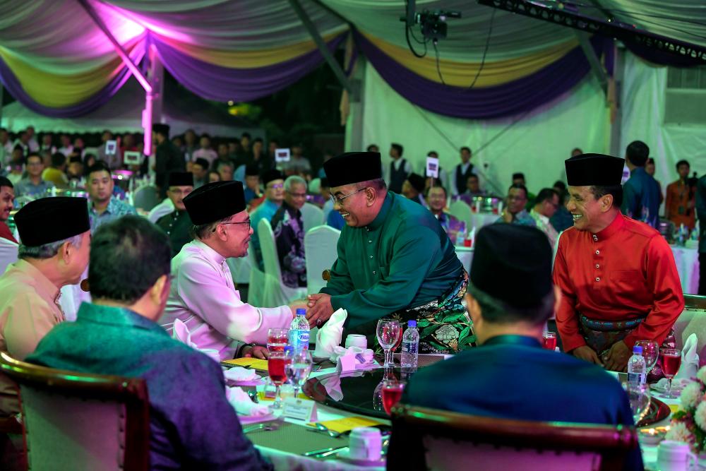 Perdana Menteri Datuk Seri Anwar Ibrahim bersama Menteri Besar Kedah Datuk Seri Muhammad Sanusi Md Nor hadir pada Majlis Sambutan Aidilfitri MADANI 2024 peringkat negeri di Darul Aman Park - fotoBERNAMA