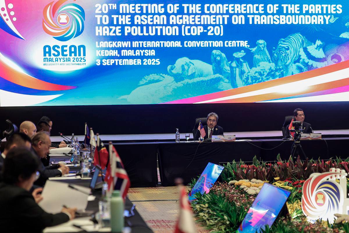 Acting Minister of Natural Resources and Environmental Sustainability, Datuk Seri Johari Abdul Ghani (left), with Deputy Director General of the Vietnam Forestry Department under the Ministry of Agriculture and Environment, Dr Bui Chinh Nghia (right), during the 20th Meeting of the Conference of the Parties to the ASEAN Agreement on Transboundary Haze Pollution (COP-20), at the Langkawi International Convention Centre (LICC) yesterday. - BERNAMA