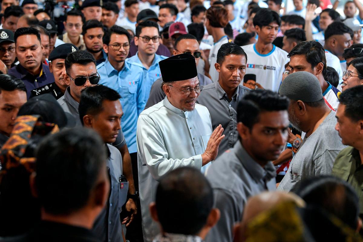 Perdana Menteri Datuk Seri Anwar Ibrahim bersalaman dan beramah mesra bersama anak muda yang hadir pada Himpunan Anak Muda Benteng Negara semalam - BERNAMA
