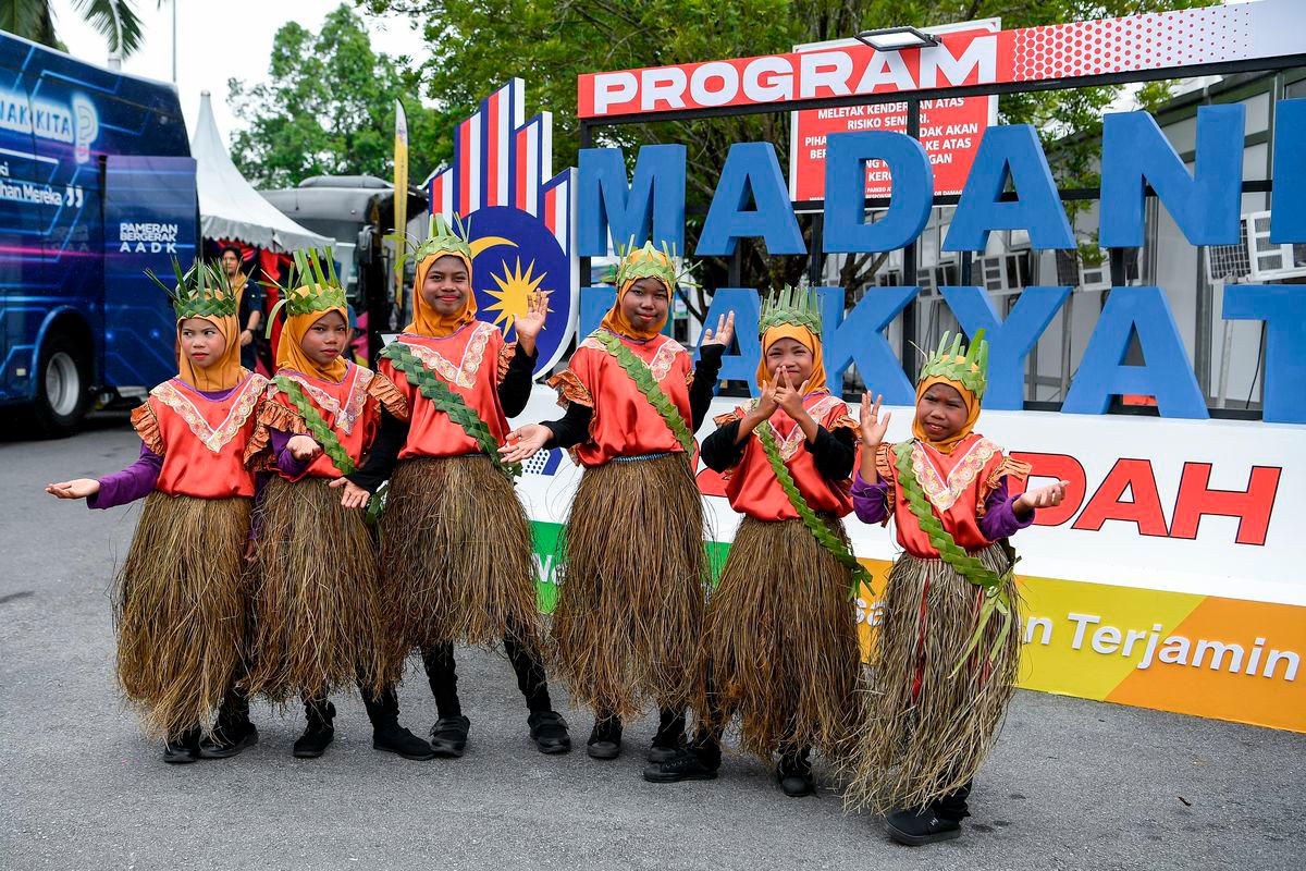 Kemunculan sekumpulan penari terdiri daripada murid Orang Asli Sekolah Kebangsaan Siong mencuri perhatian pengunjung Program MADANI Rakyat (PMR) yang berlangsung di Kompleks Sukan Majlis Daerah Baling, di sini, hari ini. Lengkap dengan perhiasan badan daripada bahan semula jadi seperti daun kelapa dan lalang, penampilan enam murid itu dalam persembahan Irama dan Tari Perpaduan Generasi MADANI sempena PMR Kedah tampil cukup unik dan memikat -fotoBERNAMA
