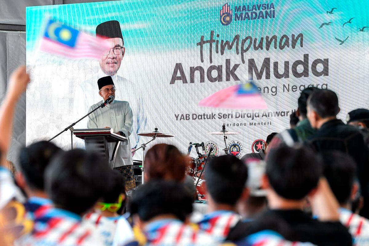 Perdana Menteri Datuk Seri Anwar Ibrahim menyampaikan ucapan perasmian pada Himpunan Anak Muda Benteng Negara di sini hari ini.Anwar berkata kerajaan tidak akan memandang ringan konflik Thailand dan Kemboja dan kesannya ke atas negara ini. - fotoBERNAMA