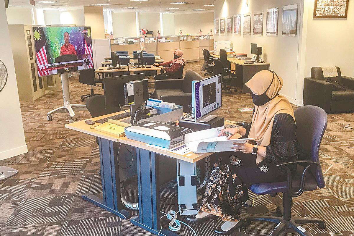 In traditional office environments, leaders have the benefits of witnessing behaviours and managing them in real time. – BERNAMApix