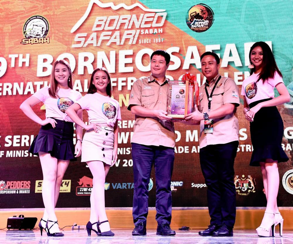 $!Isuzu Malaysia general manager Kenkichi Sogo (3rd from left) receiving the Special Award from Faez Nordin, president of Sabah Four Wheel Drive Association.
