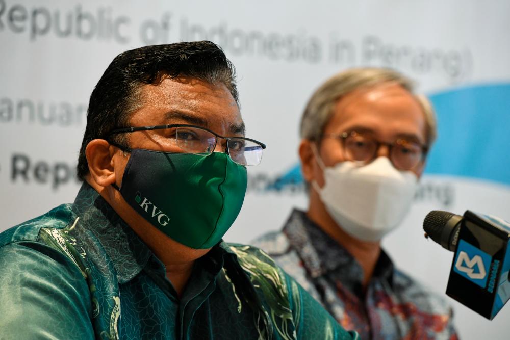 Jazman Shahar (left) at a press conference after the signing of the MoU. BERNAMApix