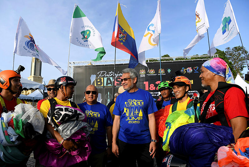 Federal Territories minister Khalid Abdul Samad (3rd R) and Putrajaya Corporation (PPj )president Datuk Dr Aminuddin Hassim (3rd L), with participants of the 2020 Putrajaya Base Jumping (PBJ), on Feb 2, 2020. — Bernama