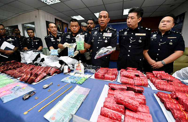 Johor police chief Datuk Mohd Khalil Kader Mohd (3rd R) shows the drug seized, during a press conference at the Johor police station, on June 2, 2019. — Bernama