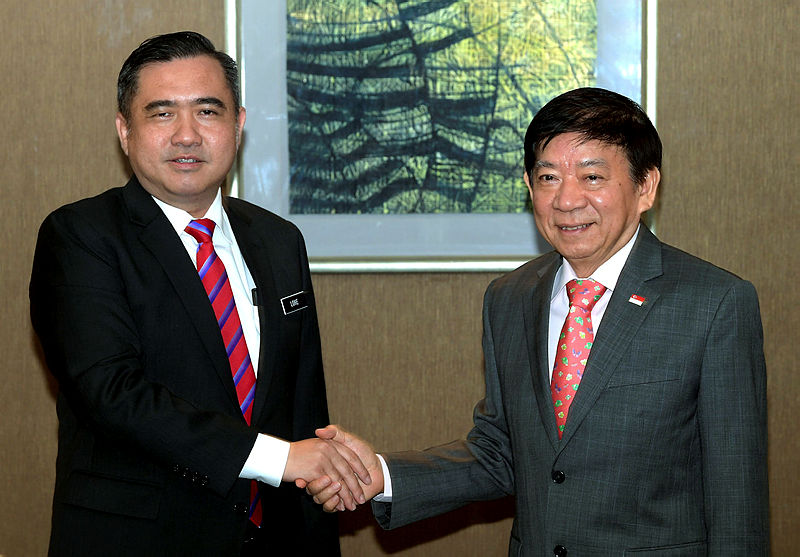 Filepix of Transport Minister Anthony Loke and his Singapore counterpart Khaw Boon Wan, taken on April 8, 2019. — Bernama
