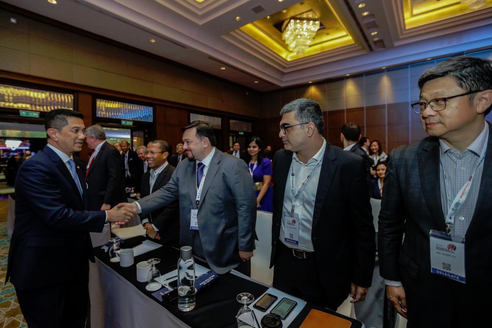 Economic Affairs Minister Datuk Seri Mohamed Azmin Ali (left) shaking hands with delegates at Khazanah Megatrends Forum 2019 today.  – BERNAMAPIX