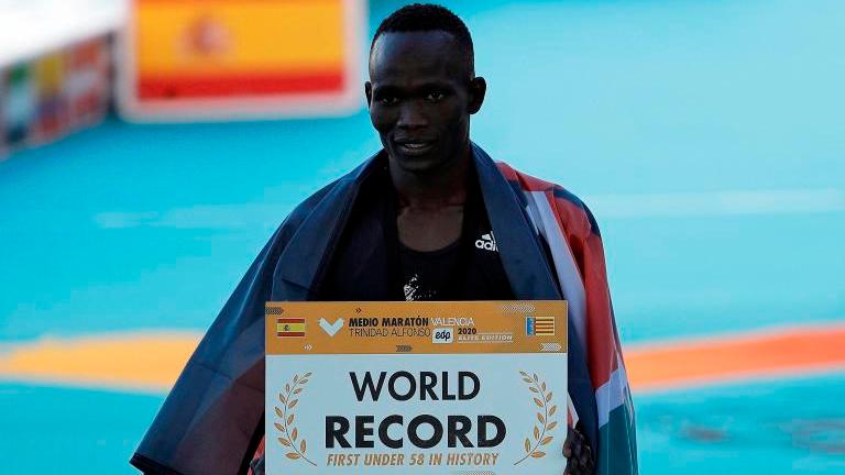 (video) Kenya's Kandie smashes half marathon world record in Valencia