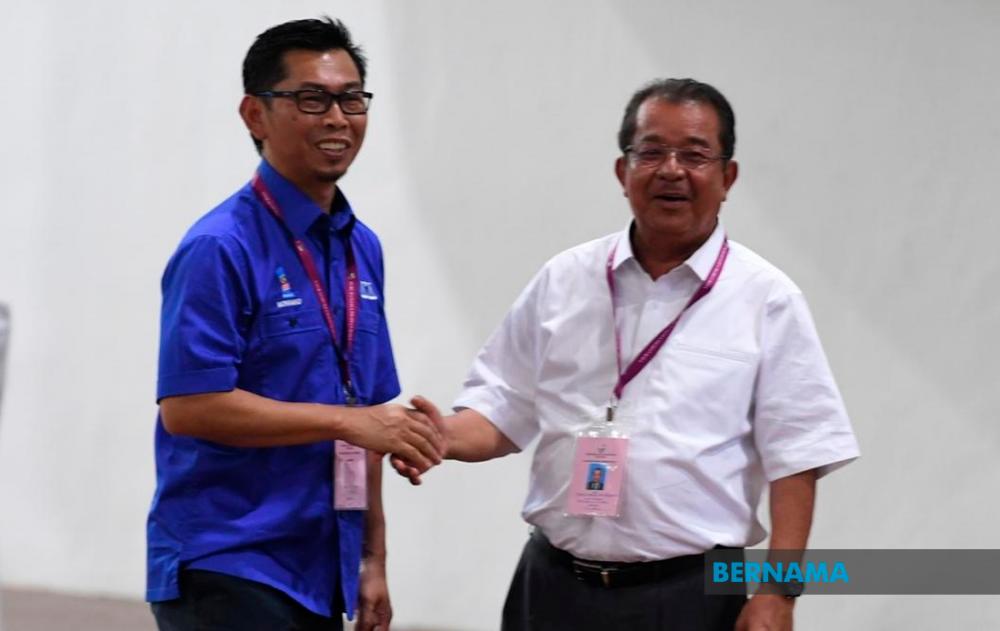 Filepix of Mohamad Alamin (L) and Warisan candidate Datuk Karim Bujang shake hands after their nomination for Kimanis by-election.