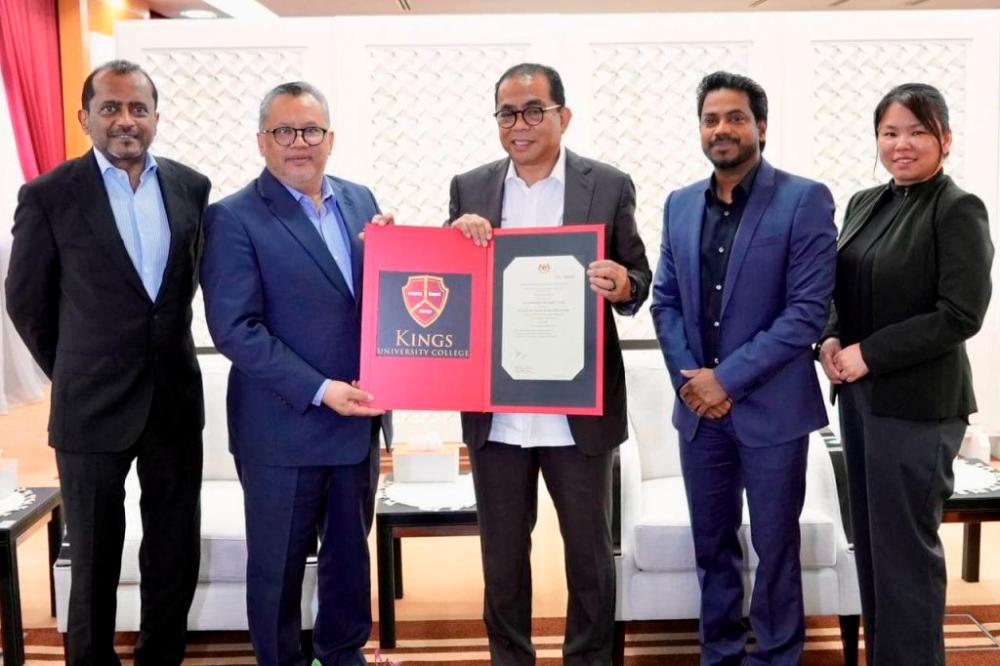 From left: Dr Chandra, Prof Dr.Mohamad Salmi Mohd Sohod, Datuk Seri Khaled Nordin, Murugan Veloo, and Agnes Chin. Pix courtesy of Kings University College.