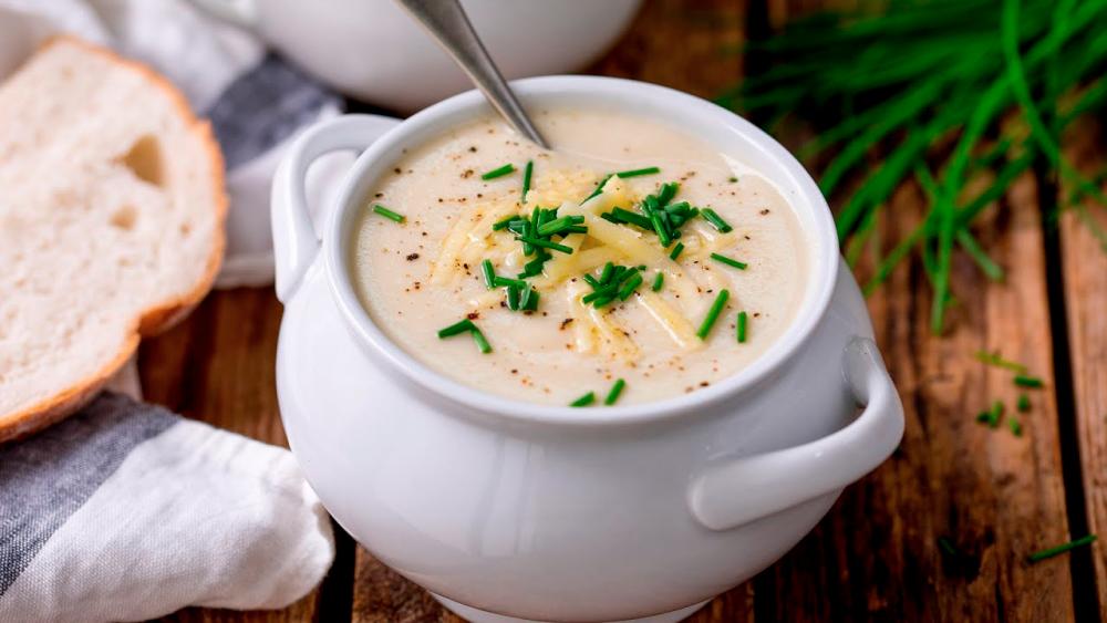 $!Cauliflower soup is velvety smooth and seasoned with herbs. – PIC FROM YOUTUBE @KITCHEN SANCTUARY