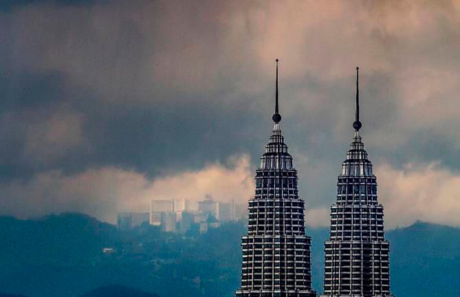 SILVER LINING... A mid the hardship brought on by the Covid-19 outbreak, residents in Kuala Lumpur were treated to a have sight of Genting Highland due to less air pollution and clearer by the movement control order. SUNPIX ASHRAF SHAMSUL.