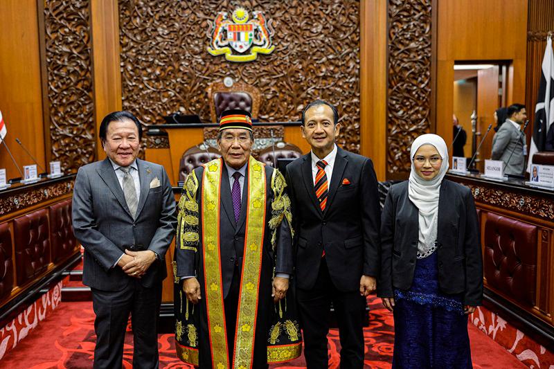 Yang Dipertua Dewan Negara Datuk Mutang Tagal (dua, kiri) bergambar bersama tiga Ahli Dewan Negara yang baharu mengangkat sumpah jawatan di Bangunan Parlimen hari ini. Mereka ialah Senator Datuk Bobbey Ah Fang Suan (kiri), Senator Pele Peter Tinggom dan Senator Anna Bell @ Suzieaba Perian (kanan) /fotoBERNAMA