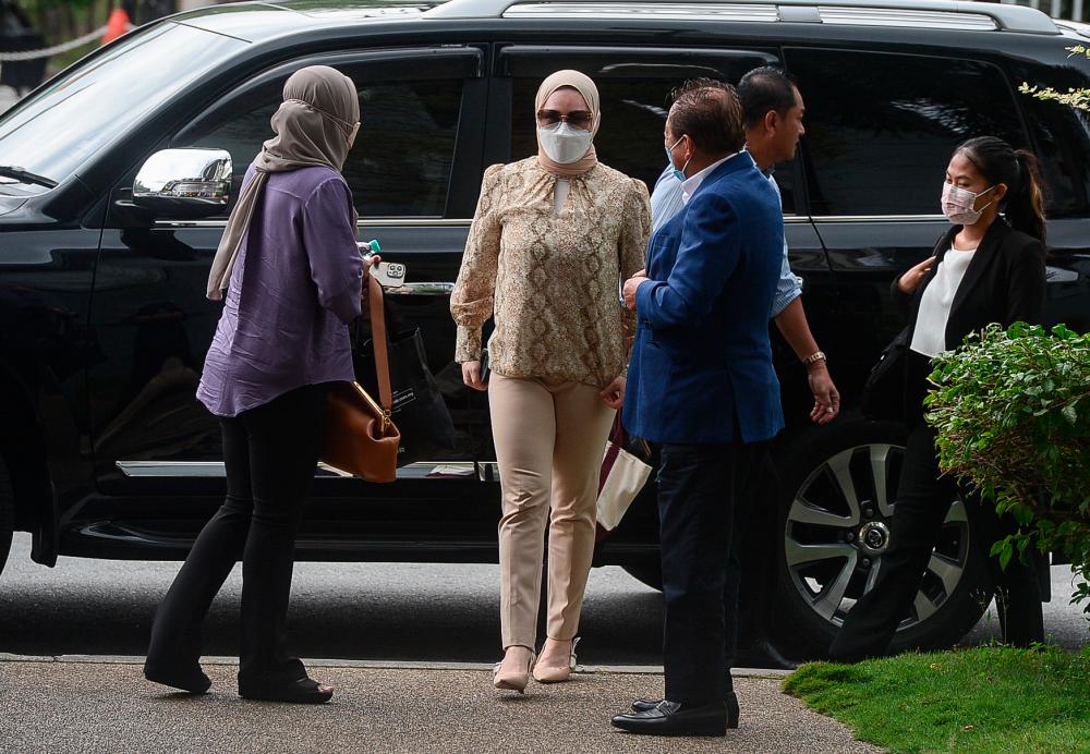KUALA LUMPUR, Oct 7 -- Member of Parliament for Kinabatangan Datuk Seri Bung Moktar Radin (third, left) and his wife Datin Seri Zizie Izette Abdul Samad (second, left) were present at the Kuala Lumpur Court Complex today in relation to the corruption charges they face. BERNAMAPIX