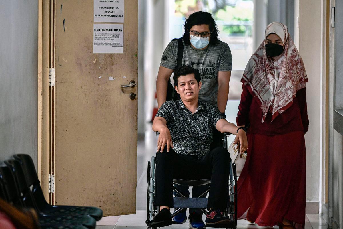 Ibu bapa Zayn Rayyan Abdul Matin, Ismanira Abdul Manaf (kanan) dan Zaim Ikhwan Zahari hadir di Mahkamah Sesyen pada April 8 - BERNAMA