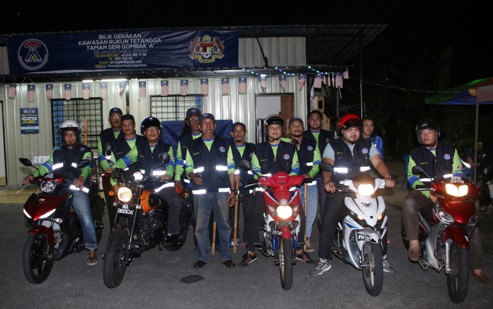 Head of the Seri Gombak Voluntary Patrol Scheme (SRS) Taman Seri Gombak Samsudin Ngah (3L) with some of SRS members on duty patroling and controlling the residential area on Feb 9, 2019. — Bernama