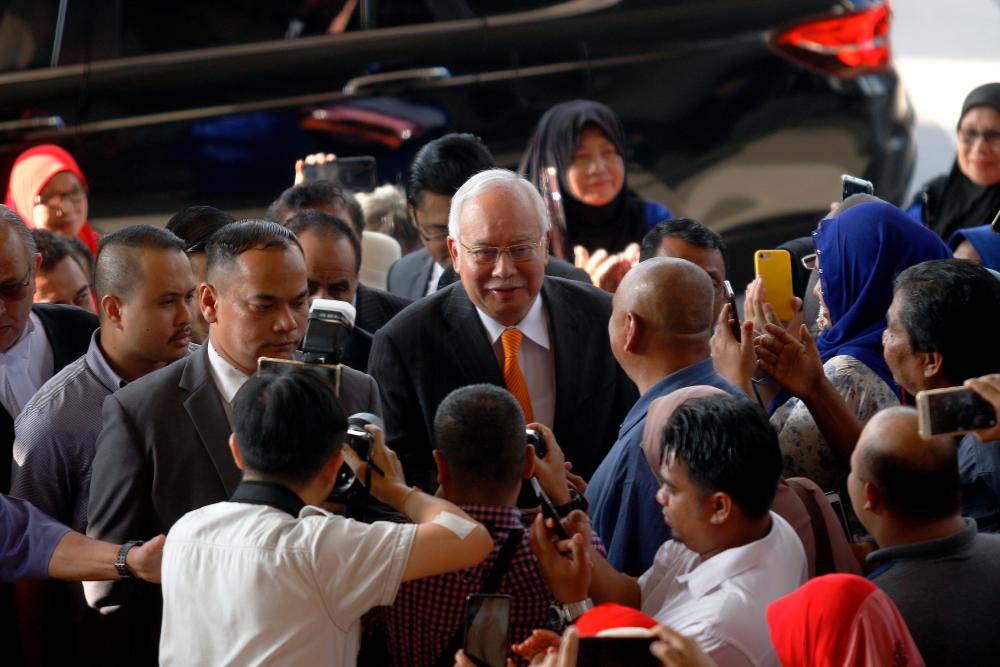 Former prime minister Datuk Seri Najib Abdul Razak, who is facing seven counts of embezzlement of RM42 million from SRC International Sdn Bhd, arrived at the Kuala Lumpur Court Complex today. - Bernama