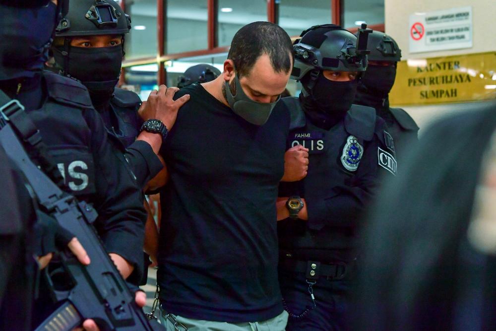Lelaki Israel Avitan Shalom yang ditahan memiliki enam pucuk pistol dan 200 butir peluru di sebuah hotel di sini bulan lepas, akan didakwa atas pertuduhan senjata api di Mahkamah Sesyen Kuala Lumpur pagi ini. - fotoBERNAMA