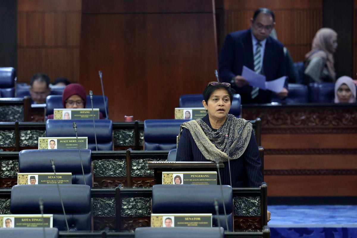 Menteri di Jabatan Perdana Menteri (Undang-Undang dan Reformasi Institusi) Datuk Seri Azalina Othman Said bercakap pada Mesyuarat Kedua, Penggal Keempat Parlimen ke-15 Dewan Rakyat di Bangunan Parlimen hari ini. - fotoBERNAMA