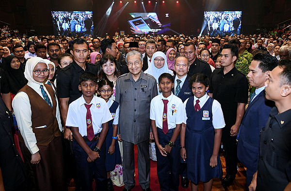 Prime Minister Tun Dr Mahathir Mohamad posing for a group photo during the launch of the National Reading Decade at Universiti Kebangsaan Malaysia today. — Bernama