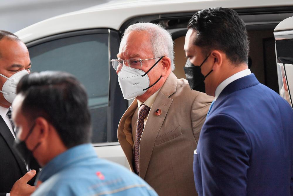 Bekas Perdana Menteri Datuk Seri Najib Abdul Razak (dua, kanan) hadir di Kompleks Mahkamah Kuala Lumpur hari ini bagi dakwaan berhubung laporan audit 1Malaysia Development Berhad (1MDB) yang dihadapinya. -fotoBERNAMA