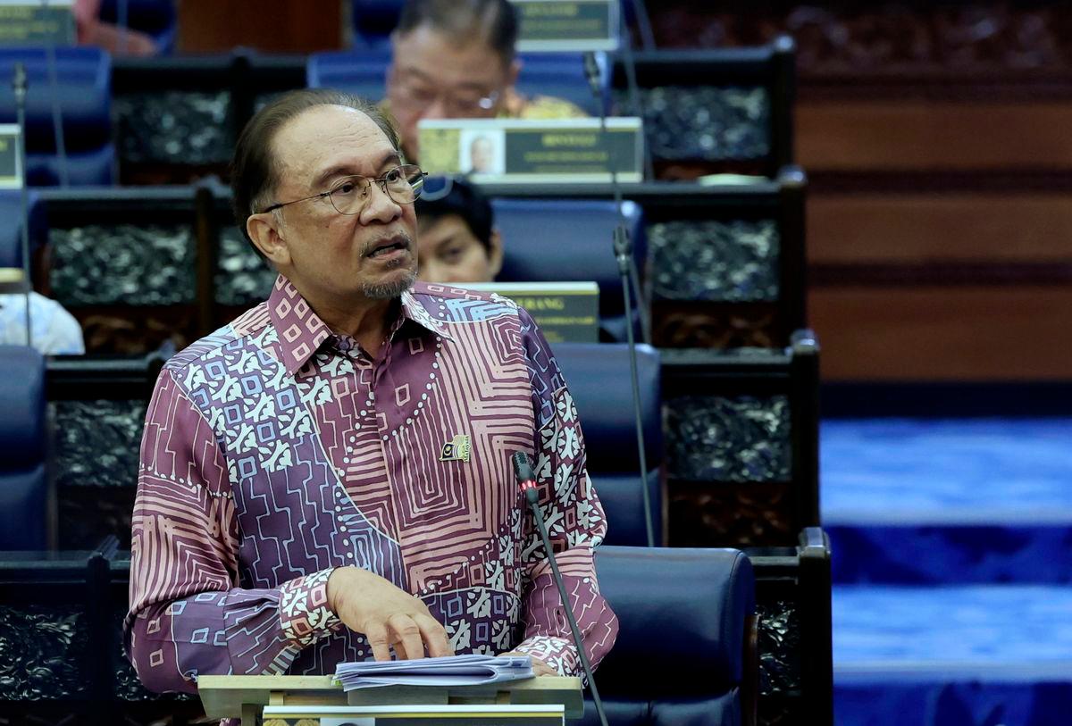 Perdana Menteri Datuk Seri Anwar Ibrahim ketika sesi Waktu Pertanyaan-Pertanyaan Menteri sempena Mesyuarat Kedua, Penggal Keempat Parlimen ke-15 Persidangan Dewan Rakyat di Bangunan Parlimen hari ini - BERNAMA