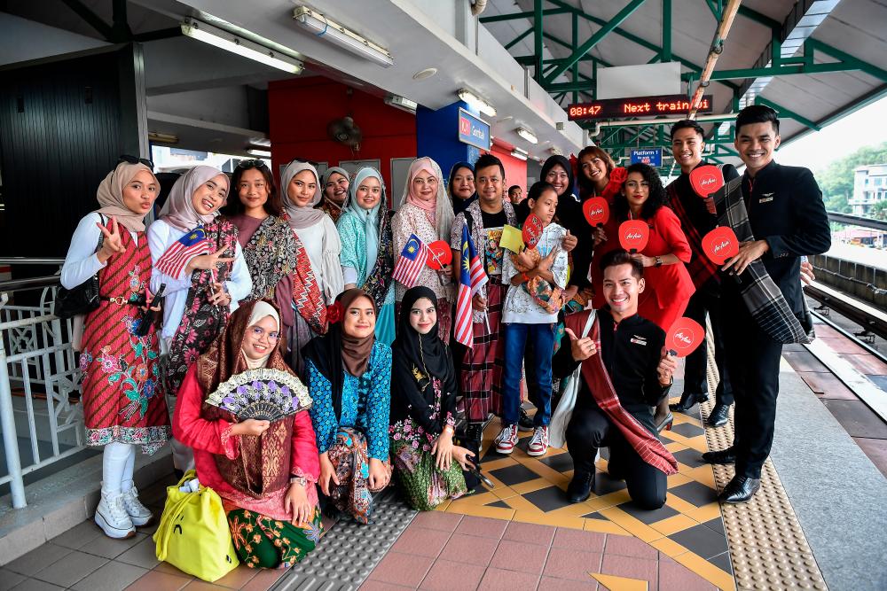 KUALA LUMPUR, 16 Sept -- Para peserta mengenakan kain sarong dan pelikat ketika menggunakan Stesen Transit Aliran Ringan (LRT) Gombak bagi menyertai Program Keretapi Sarong sempena Hari Malaysia 2023 di Dataran Merdeka hari ini. fotoBERNAMA