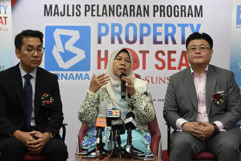Minister of Housing and Local Government Zuraida Kamaruddin (C) speaks during a press conference after the launch of the Property Hot Seat Program at Wisma Bernama, on Jan 17, 2019, — Bernama