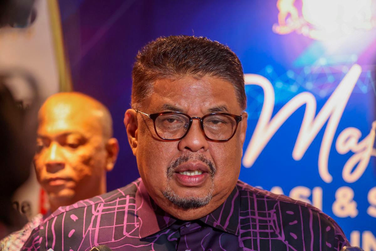 Ketua Menteri Melaka Datuk Seri Ab Rauf Yusoh bercakap pada sidang media selepas Majlis Apresiasi dan Sinergi Telekomunikasi Negeri Melaka 2025 malam tadi.