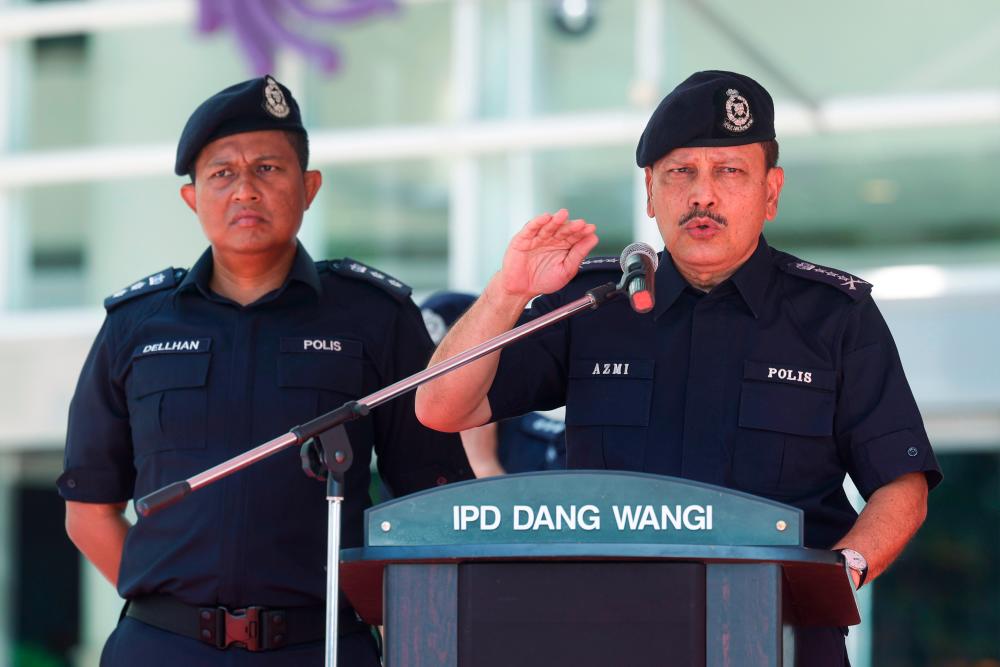KUALA LUMPUR, 19 Mac -- Ketua Polis Kuala Lumpur Datuk Azmi Abu Kassim (kanan) berucap ketika merasmikan Program High Profile Policing di Taman Tasik Esplanade Suria KLCC hari ini/fotoBERNAMA