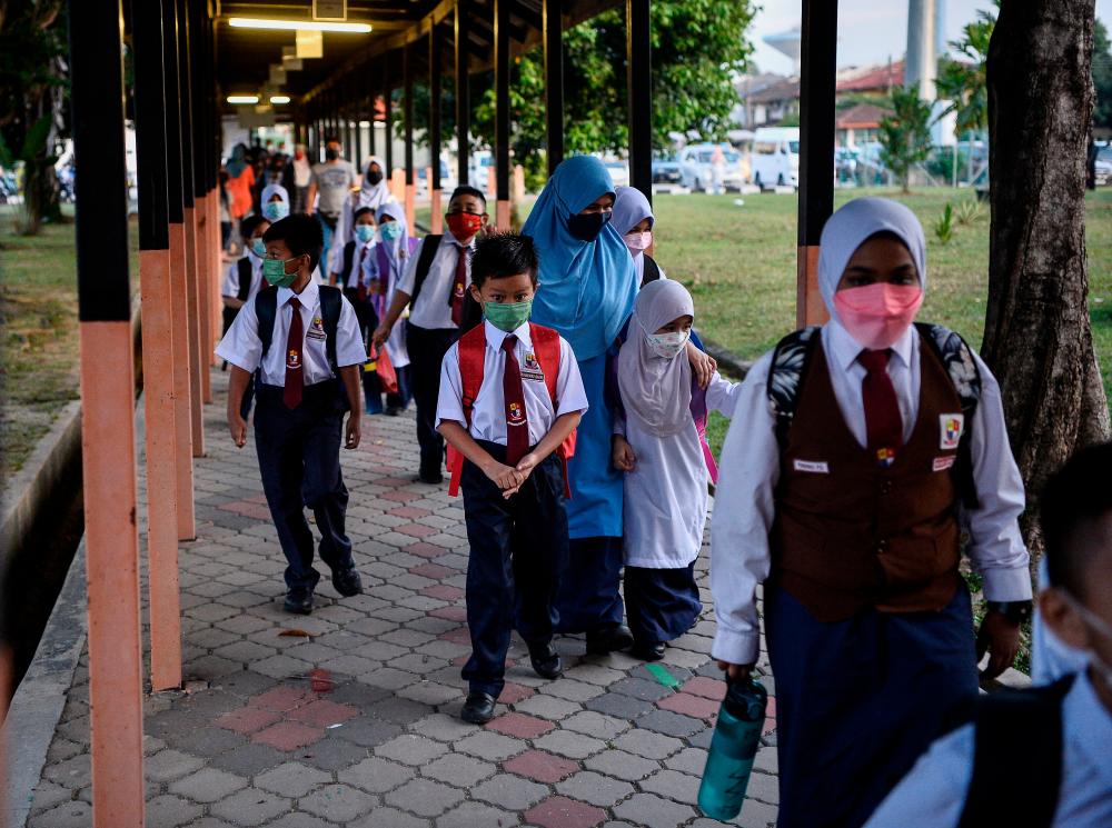 KUALA LUMPUR, March 21-Pupils of Sekolah Kebangsaan Pandan Perdana attended the first day of school by adhering to standard operating procedures today. BERNAMAPIX