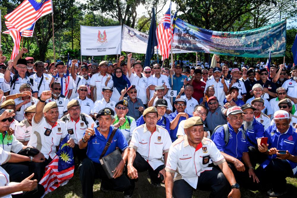 Former IGP Tun Mohammed Hanif Omar posed with former police officers attending the ’National Warriors Against the Rise of Communist Ideology’ gathering in Padang Merbok, Kuala Lumpur today. - Bernama