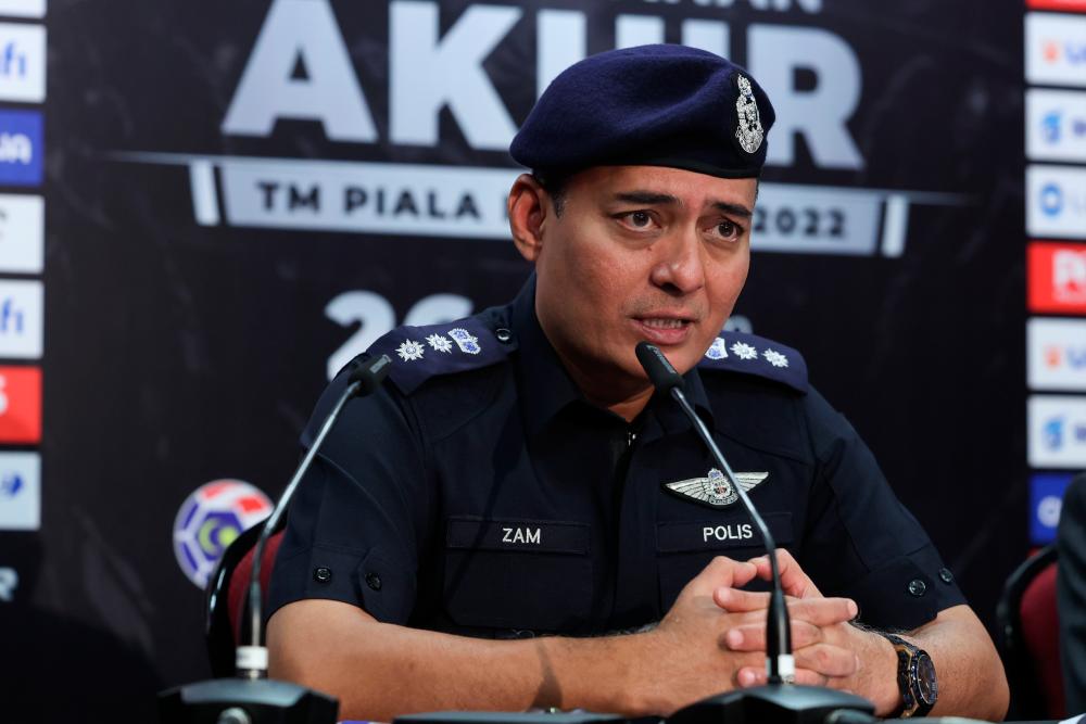 KUALA LUMPUR, Nov 25 — Cheras District Police Chief ACP Zam Halim Jamaluddin answered reporters’ questions at the Bukit Jalil National Stadium Media Conference Room today regarding security controls in conjunction with the 2022 Malaysia Cup final. BERNAMAPIX