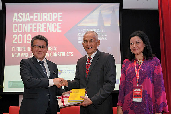 Deputy Minister of Defence, Liew Chin Tong (left) receiving a souvenir from the vice chancellor of University Malaya a Datuk Ir Dr Abdul Rahim Hashim at the officiating of the Asia-Europe Conference 2019 at University Malaya today.