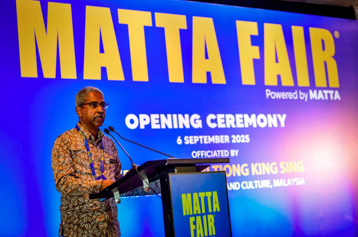 Timbalan Ketua Setiausaha Kementerian Pelancongan, Seni dan Budaya Malaysia, Surrendren Sathasivam yang mewakili Menteri Datuk Seri Tiong King Sing, menyampaikan ucapan beliau semasa majlis perasmian MATTA Fair Kebangsaan ke-57 di Pusat Pameran dan Perdagangan Antarabangsa Malaysia (MITEC) hari ini. - BERNAMA