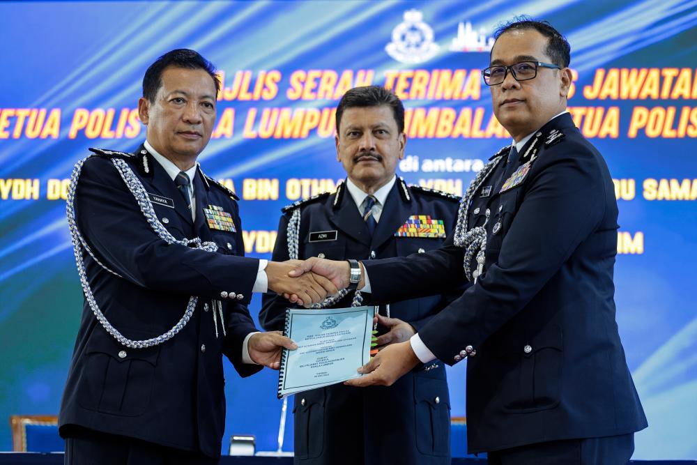KUALA LUMPUR, 8 Mei -- Pengarah Pengurusan Polis Diraja Malaysia (PDRM) Datuk Azmi Abu Kassim (tengah) menyaksikan serah terima tugas Pemangku Ketua Polis Kuala Lumpur daripada Datuk Yahaya Othman (kiri) kepada Datuk Abu Samah Mohd Noor (kanan) pada Majlis Pemakaian Pangkat Pegawai Kanan Polis Kontinjen Kuala Lumpur di sini hari ini. fotoBERNAMA