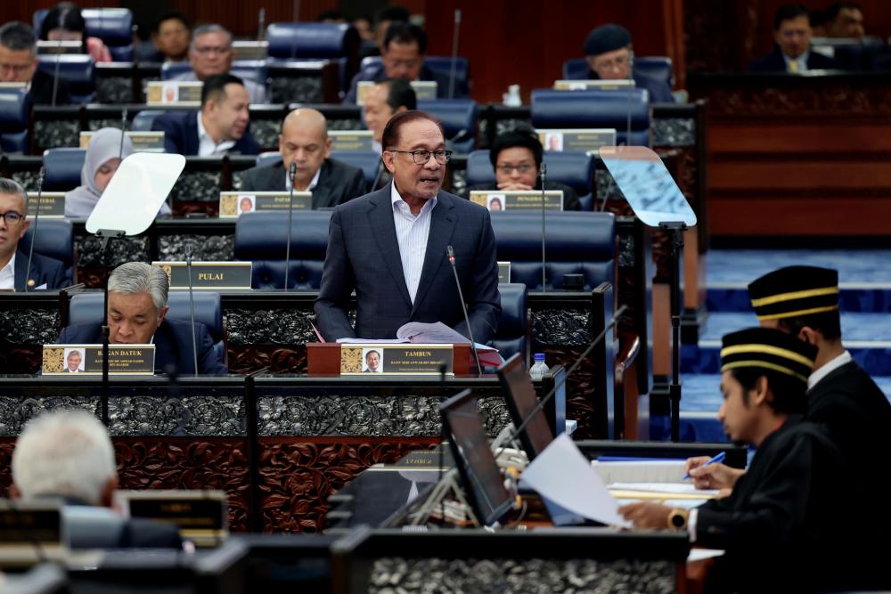 KUALA LUMPUR, 11 Sept -- Perdana Menteri Datuk Seri Anwar Ibrahim ketika membentangkan Kajian Separuh Penggal (KSP) Rancangan Malaysia Ke-12 (RMK12) bertemakan ‘Malaysia MADANI: Mampan, Sejahtera, Berpendapatan Tinggi’ pada Mesyuarat Khas Dewan Rakyat hari ini.   - fotoBERNAMA
