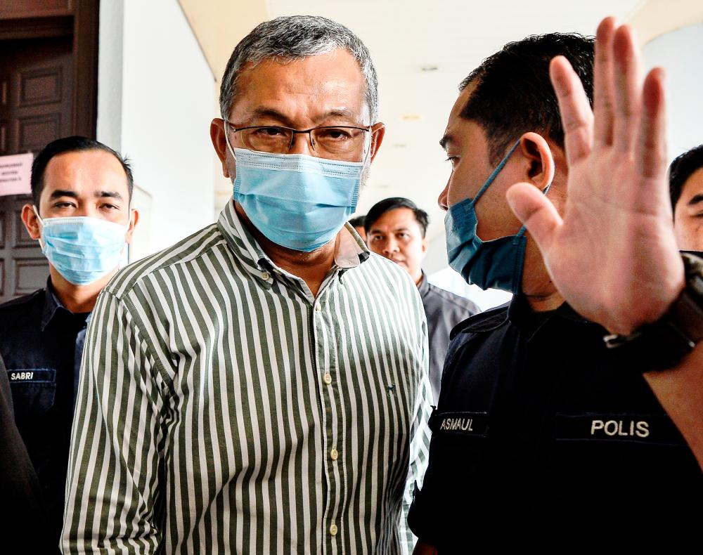 Bekas Menteri Besar Perlis Datuk Seri Azlan Man (tengah). fotoBERNAMA